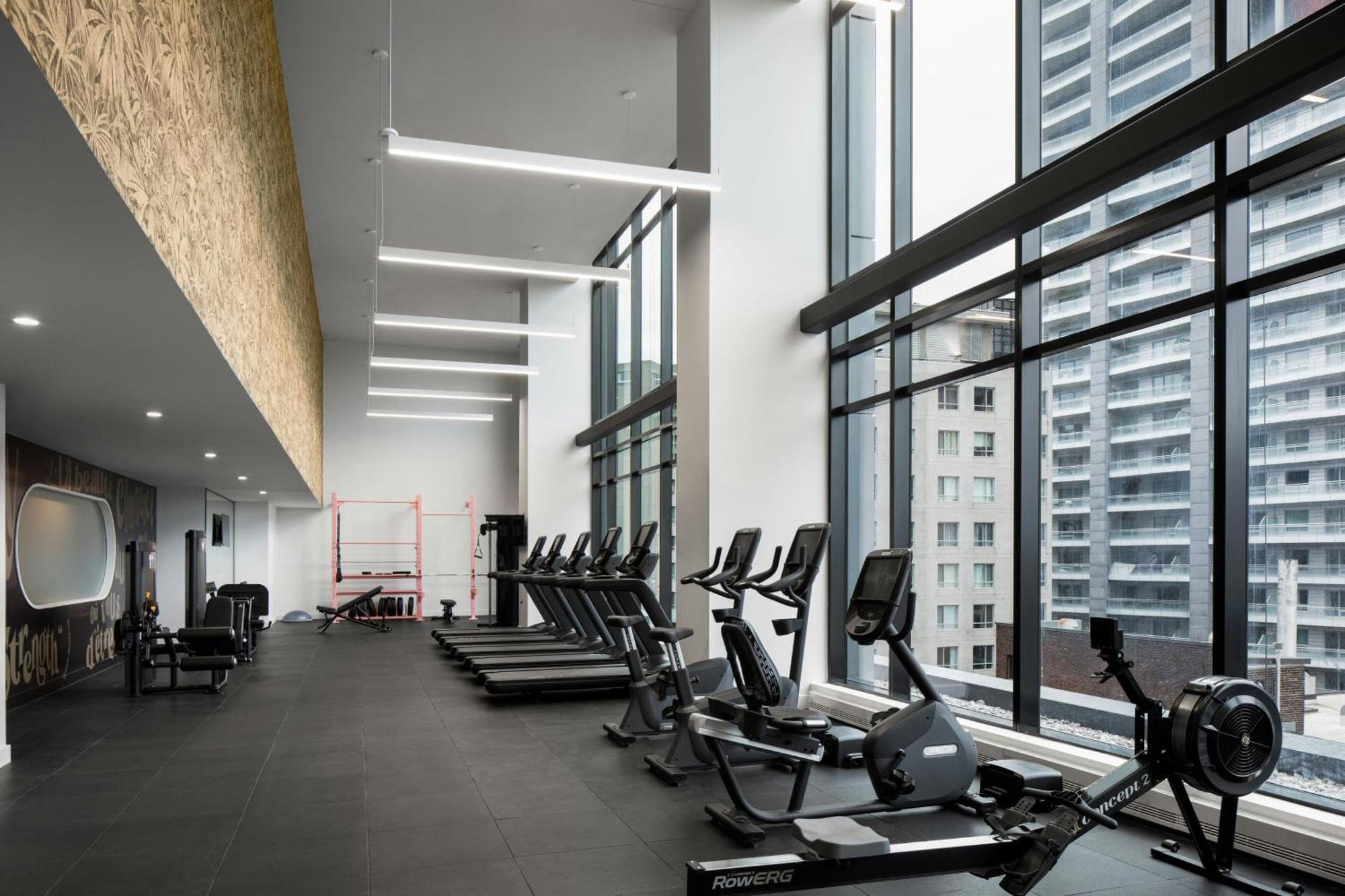 Honeyrose Hotel, Montreal, A Tribute Portfolio Hotel ภายนอก รูปภาพ The gym at The Collective Old Oak