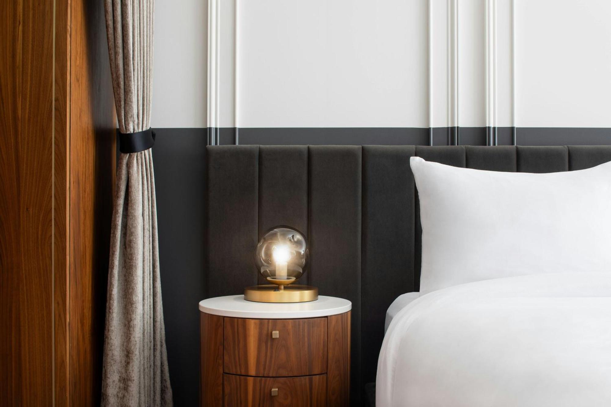 Honeyrose Hotel, Montreal, A Tribute Portfolio Hotel ภายนอก รูปภาพ A bedside table