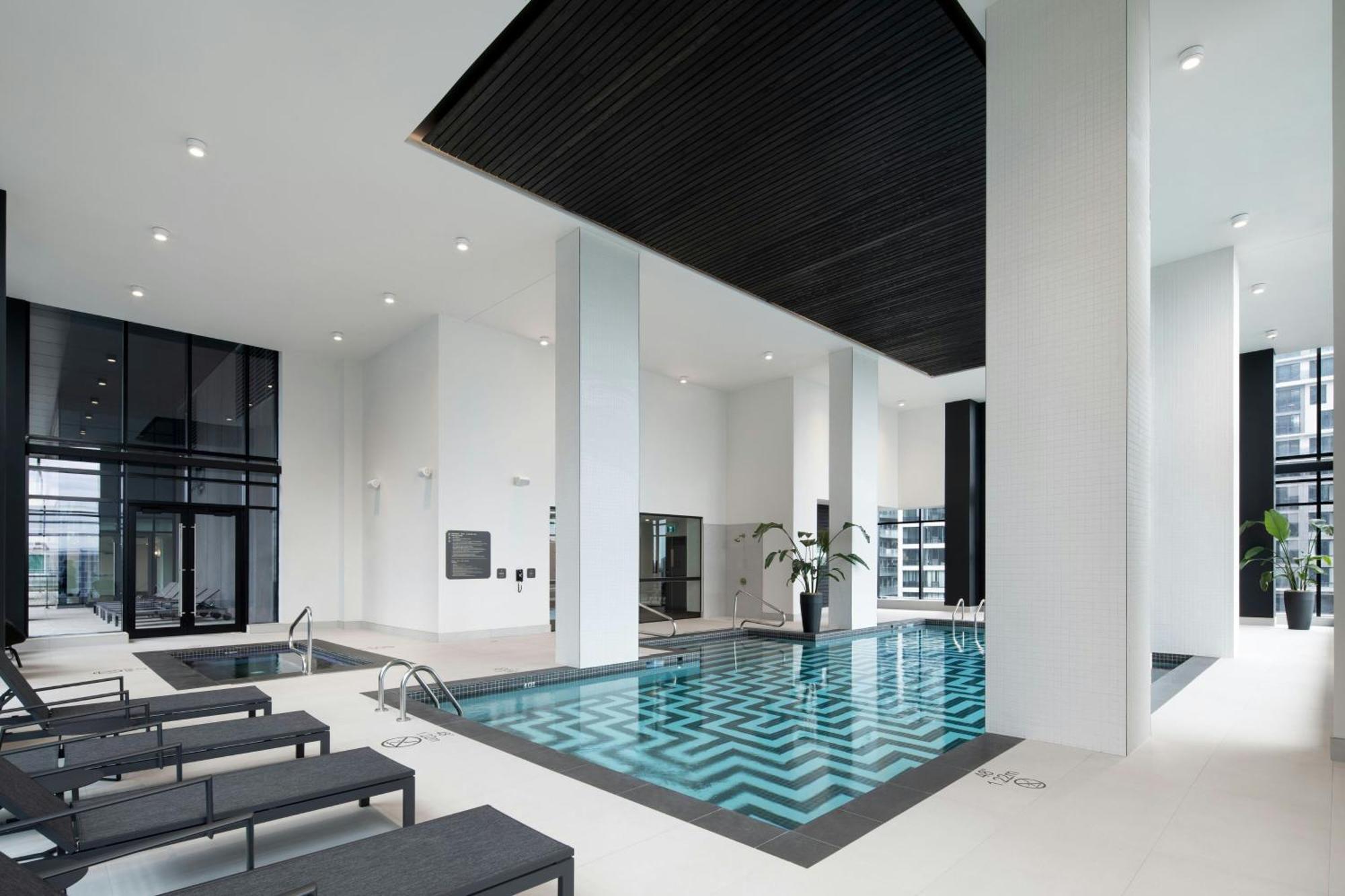 Honeyrose Hotel, Montreal, A Tribute Portfolio Hotel ภายนอก รูปภาพ The swimming pool at the hotel