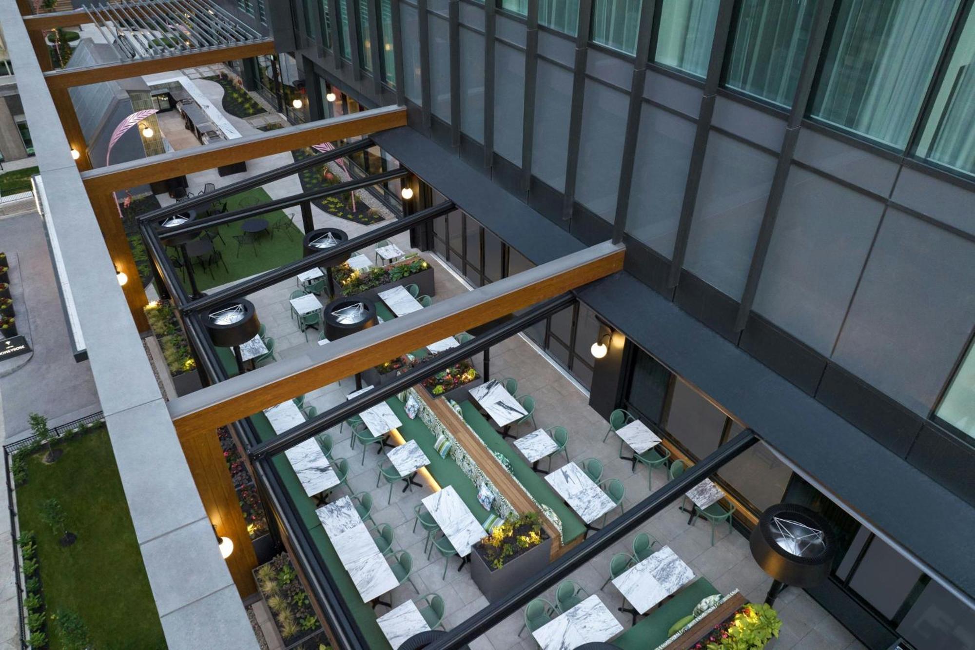 Honeyrose Hotel, Montreal, A Tribute Portfolio Hotel ภายนอก รูปภาพ The outdoor dining area at the hotel